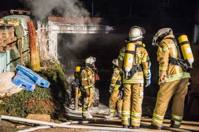 Esslingen-Pliensauvorstadt: Traktor in Vollbrand in Hausanbau - Feuerwehr verhindert schlimmeres